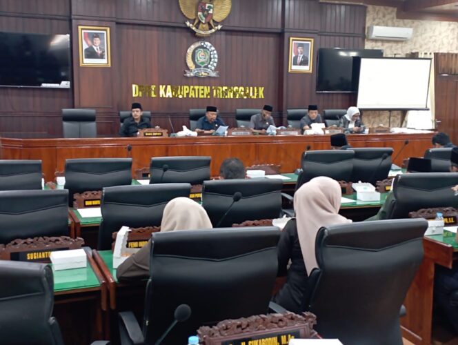 
DPRD Trenggalek Paripurnakan Nota Keuangan Raperda APBD Perubahan TA 2026