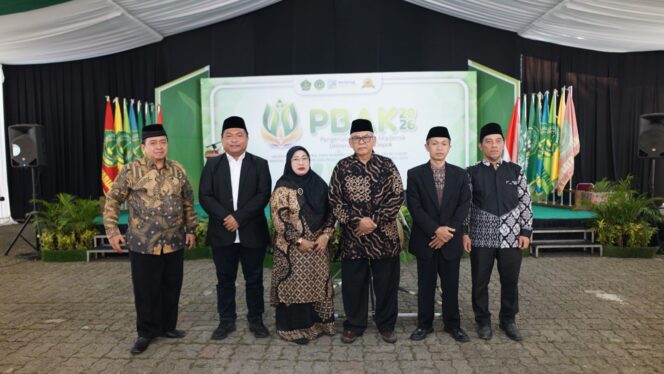 
Rektor UID Buka PBAK 2026, Tekankan Pentingnya Adab dan Prestasi bagi Mahasiswa Baru