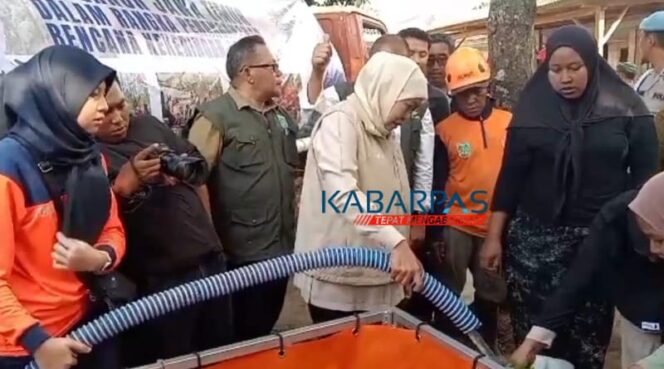 
Atasi Kekeringan di Lumbang Pasuruan, Pemprov Jatim Salurkan Bantuan Air Bersih dan Siapkan Modifikasi Cuaca