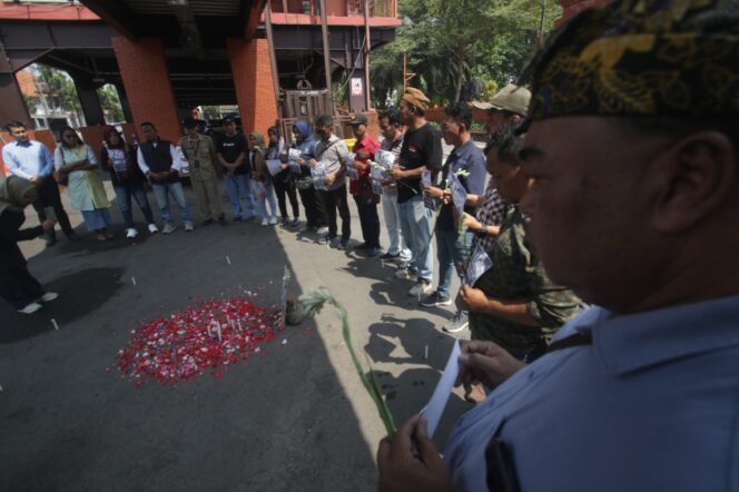 
Kartu Pers Ditabur, Lilin Dinyalakan, Wartawan Mojokerto Berdoa untuk Rekan yang Hilang