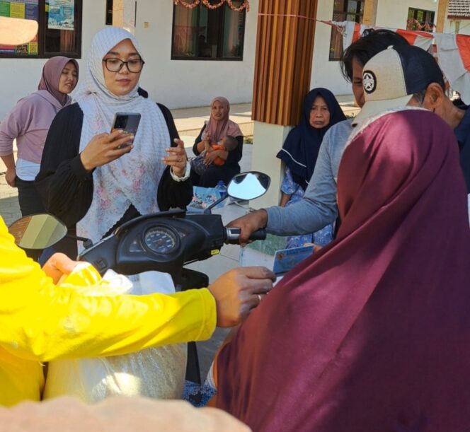 
Lurah Kranjingan Ikut Sibuk di Tengah Antrean Bapang, Pastikan Bantuan Sampai ke Warga