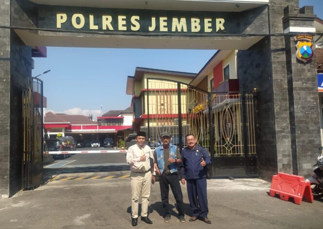 
Datangi Polres Jember, Kuasa Hukum Yusuf Tagih Tindak Lanjut Rekomendasi Polda Jatim soal Laporan Dugaan Pemalsuan 