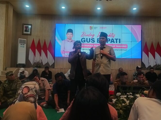 
Pedagang Pasar Tanjung Jember Terbelah, Gus Fawait Satukan Mereka di Pendopo