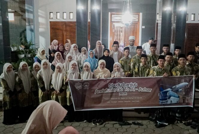 
Gus Anam Lepas 20 Santri Andalusia Studi ke Al-Azhar Mesir