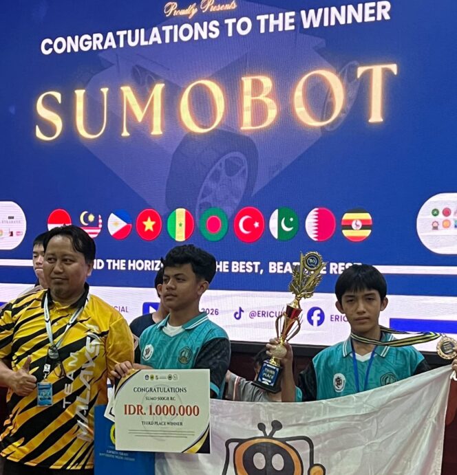 
Jibril Athar Rajendra, Putra Wali Kota Pasuruan Raih Juara Robotik di Ajang Internasional