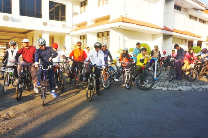 
Gowes Bareng, Mas Adi Tinjau Rusunawa Petahunan hingga Susuri Sungai Melihat Potensi Wilayah Perairan Kota Pasuruan