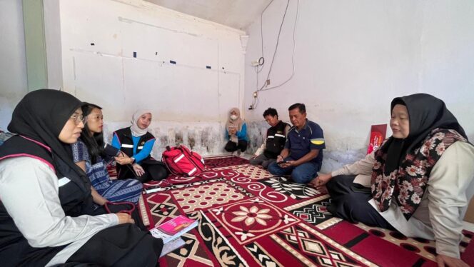 
Tak Perlu ke Faskes, Tim Homecare Jember Datangi Lima Warga di Balung 