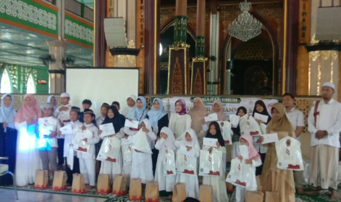 
Resmikan Yayasan BSC, 100 Bunda Tangguh Mojokerto Gelar Maulid & Santunan 20 Yatim di Masjid Agung Al Fattah