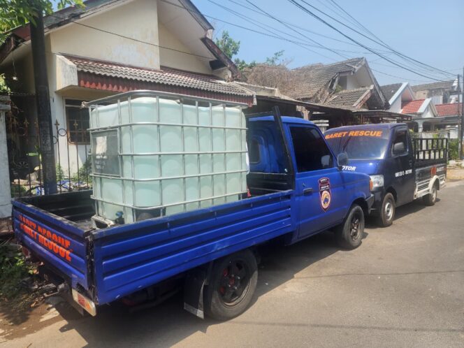 
Baret Rescue Turunkan Tangki Air untuk Warga Jember yang Kekurangan Air Bersih
