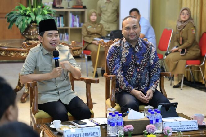 
Temui Bupati Fawait, Komisi D DPRD Jatim Bawa Kabar Perbaikan Jalan Provinsi Jember