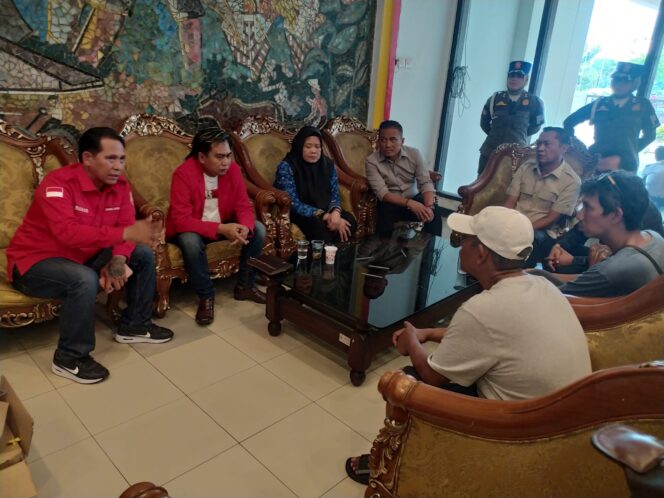 
Dukung Fawait, Madas Sedarah dan Pedagang Minta Pemkab Jember Tak Ragu Jalankan Kesepakatan Pasar Tanjung 