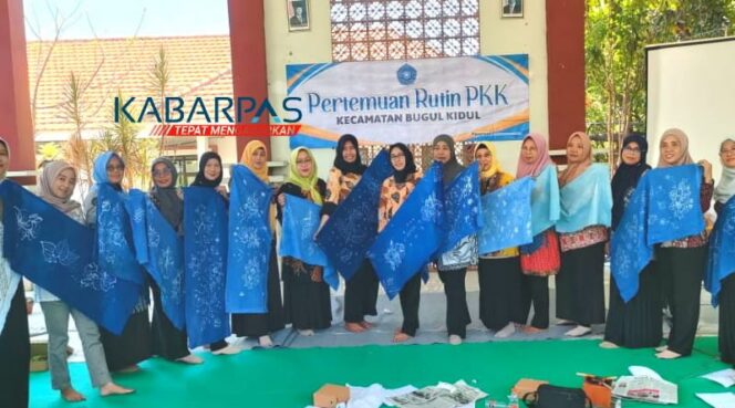 
Peringati Hari Batik Nasional, Puluhan Ibu PKK di Pasuruan Membatik Tulis Serentak