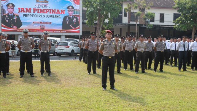 
Apel Jam Pimpinan, Kapolres Jombang Tekankan Kebersihan Lingkungan Kerja dan Kedisiplinan Anggota