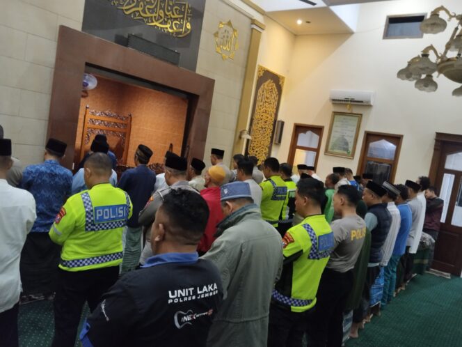 
Polres Jember Sosialisasikan Tertib Lalu Lintas Lewat Salat Subuh Berjamaah