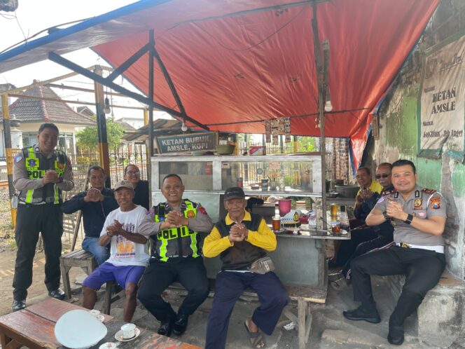 
Polantas Jember Sapa Ojol dan Pedagang di Simpang Mangli, Sosialisasikan Keselamatan Lalu Lintas