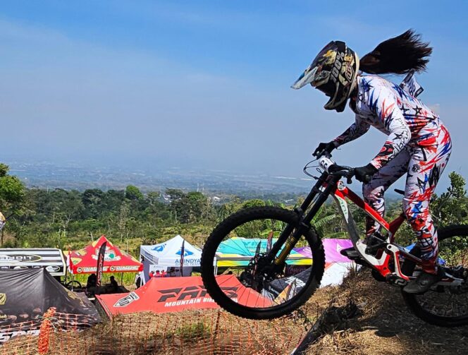 
Lintasan Kering dan Berdebu Jadi Tantangan Downhiller Taklukkan Arjuno Bike Park