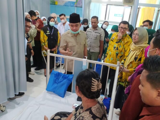 
Gus Fawait ke Pasien RSD Soebandi: Jangan Pulang Sebelum Sehat, Biaya Ditanggung Pemerintah 