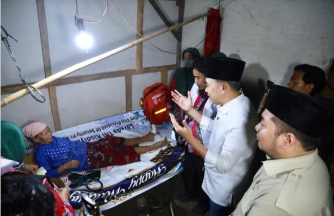 
Gus Fawait dan Kawendra Blusukan ke Pelosok Tanggul, Layani Kesehatan Warga Desa dari Rumah