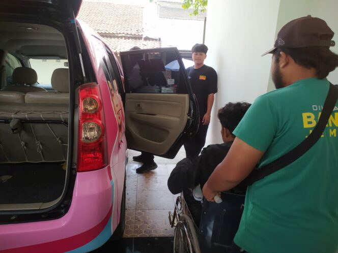 
Sudah Dirawat Gratis, Pasien Sakit Ginjal RSD Soebandi Pulang Naik Mobil Cinta
