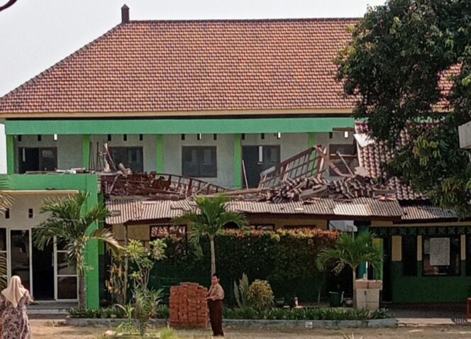 
					BREAKING NEWS! Gedung Belajar Ponpes Al Hidayah II Sukorejo Ambruk